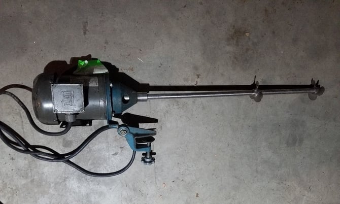 .5 HP Weg, clamp-on mixer, 208-230/460 V., 1750 RPM, Stainless Steel shaft 33" L. w/ 3.5" props - Image 1