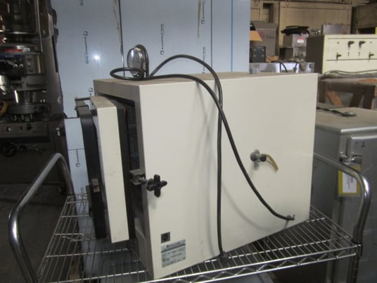 12" width x 12" H x 19" D Precision Scientific #NAPCO 5851, vacuum oven, 1000 watts, 120 V. - Image 3