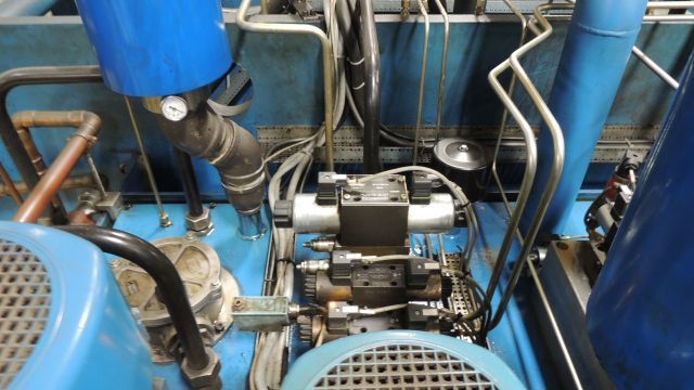 200 Ton, Hydraulico, hydraulic press, 24.5" stroke, 51.1" daylight, 97.2" x44.62" bed, windows, palm buttons - Image 9