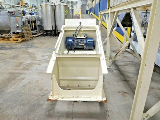 9' Joest #750/-x3800, vibratory screener with springs & stand, 1.6 KW, 9' screener bed, 2011 (2 available) - Image 5
