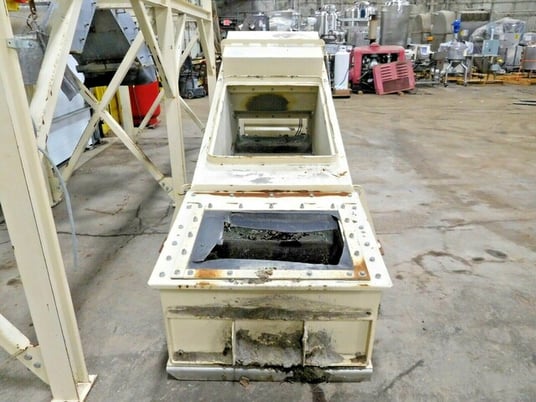 9' Joest #750/-x3800, vibratory screener with springs & stand, 1.6 KW, 9' screener bed, 2011 (2 available) - Image 6