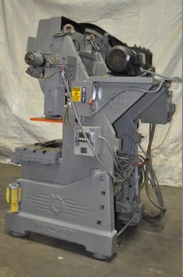 45 Ton, V & O #45ST, OBI press, 3" stroke, 9.75" Shut Height, 2.5" ram adj, 50-150 SPM, air clutch, Bijur lube - Image 3