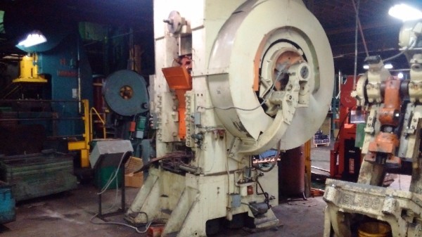 800 Ton, Bliss #26K, knuckle joint press, 2-1/2" stroke, 16" Shut Height, 32" x 27" bed, air clutch & brake - Image 1