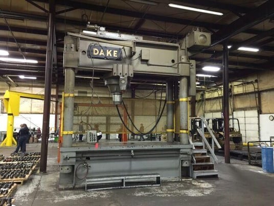 600 Ton, Dake hydraulic straightening press, 31" stroke, 17" SH, 48" DL, 144" x 48" bed, pendant control - Image 2
