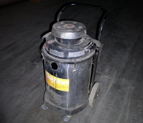 Dayton #3Z711G, industrial vacuum cleaner, 15 gallons, mounted on wheels, complete electrical controls, 120 - Image 1
