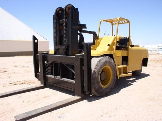 40000 lb. Gerlinger, Forklift, 100" lift, 72" fork,low mast,pneumatic tires,riggers boom - Image 1