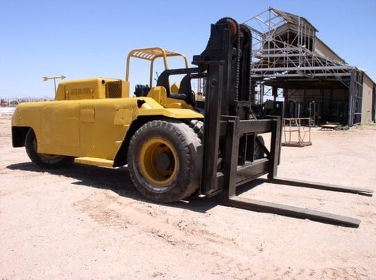 40000 lb. Gerlinger, Forklift, 100" lift, 72" fork,low mast,pneumatic tires,riggers boom - Image 2