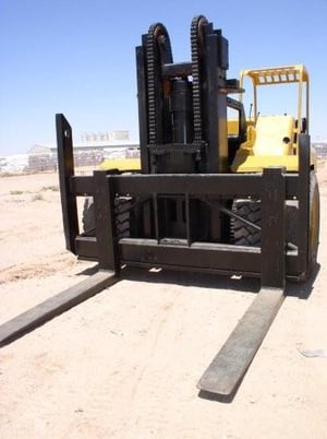 40000 lb. Gerlinger, Forklift, 100" lift, 72" fork,low mast,pneumatic tires,riggers boom - Image 3