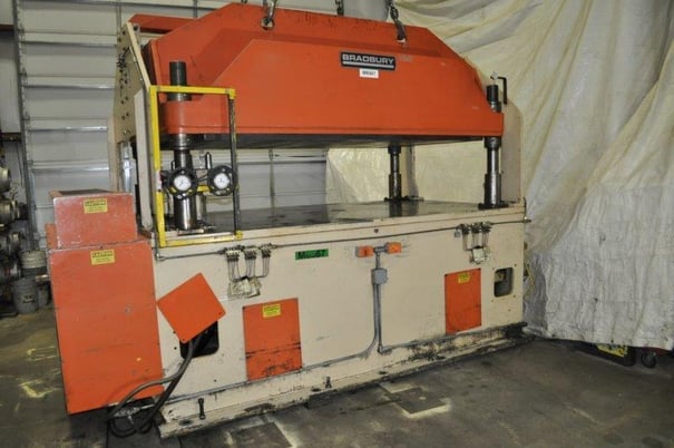 80 Ton, Bradbury, cut-off press, 1 stroke, 28.5"Shut Height, 120" x70.5"bed, 55 SPM, 20 HP, 1999 - Image 4