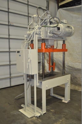 30 Ton, B &T #Rapid-Press, 4-post hydraulic press, 18" stroke, 26" daylight, 47-1/4"x28"bed - Image 5