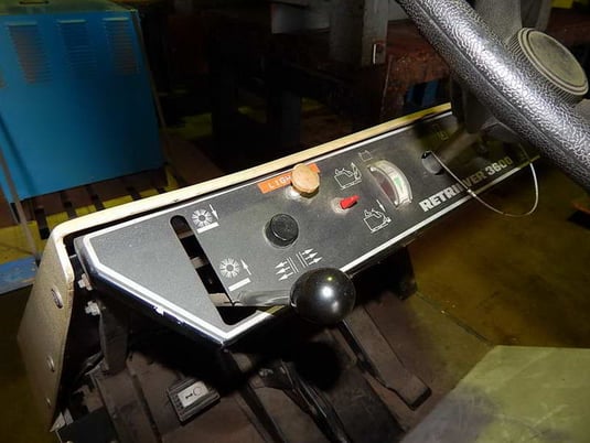 Advance #470200, floor sweeper, 36" cleaning path,right side edge brush, 1973 - Image 3