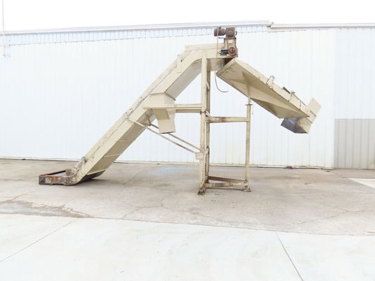 32" x 3.6' Wardcraft incline chip conveyor 45 deg .75 HP, 13 FPM, 141" discharge - Image 1