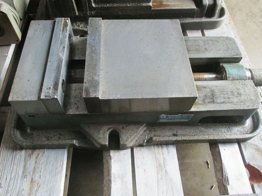 Kurt #D80, 8" milling machine vise w/handle, used - Image 1