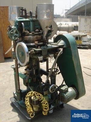 2.5 Ton, Stokes #BB2, rotary tablet press, 27 station, double sided, 5/8" max.tablet diameter, 11/16" depth - Image 2