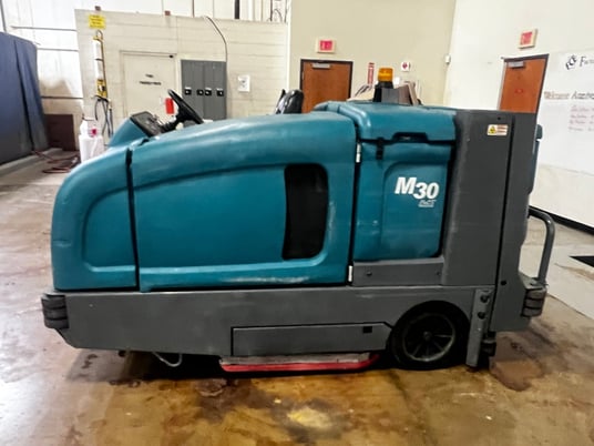 Tennant #M30, large rider floor scrubber/sweeper - Image 1