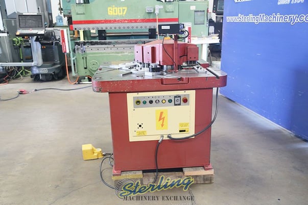 1/4" x 8-5/8" Amada #CSW-250, heavy duty hydraulic power V-notcher, coper on rear, digital read out - Image 5