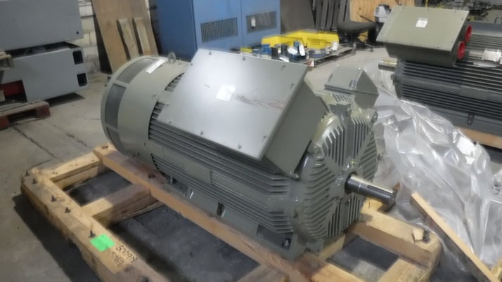 300 HP 3600 RPM General Electric, Frame 5011LS, TEFC BB, new surplus, 4000 Volts - Image 1