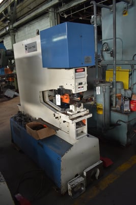 77 Ton, Mubea #KLH-700/760, punch, tooling & extra components, 11 HP - Image 2