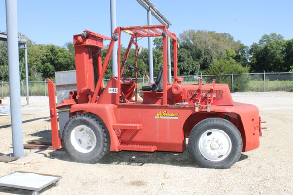 18000 lb. Towmotor, Yard Type Fork Truck, 125" lift, LP, pneu tires - Image 1