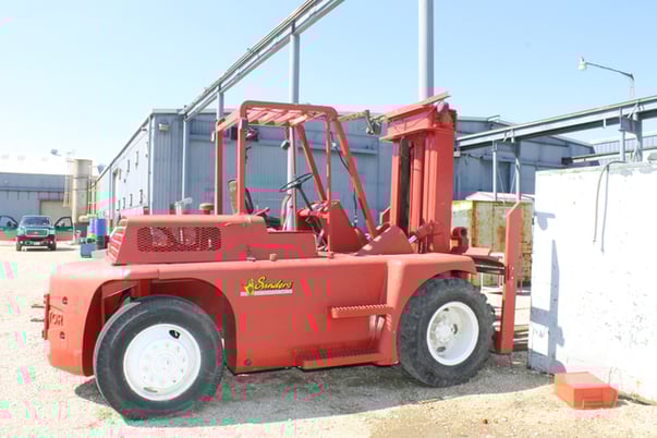 18000 lb. Towmotor, Yard Type Fork Truck, 125" lift, LP, pneu tires - Image 2