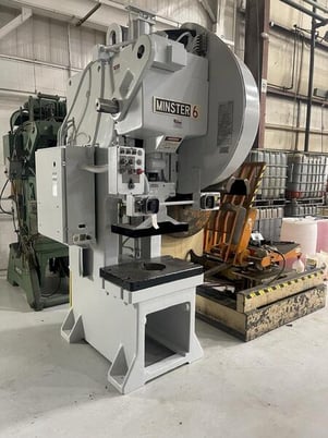 60 Ton, Minster #6SS, OBS flywheel, 6" stroke, 17" Shut Height, 32" x21" bed, 2.75" adj., 90 SPM, 1995 - Image 8
