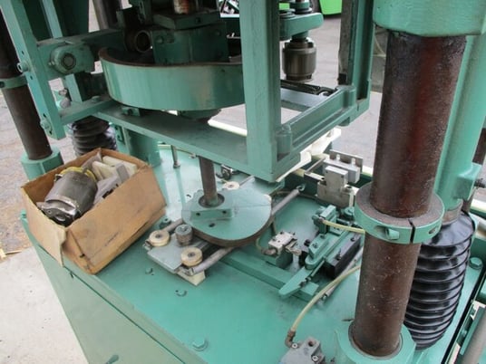 New Jersey Apache #550S, automatic bottle capping machine - Image 7