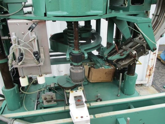 New Jersey Apache #550S, automatic bottle capping machine - Image 8