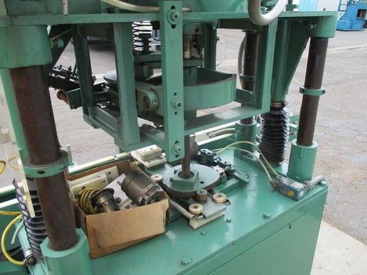 New Jersey Apache #550S, automatic bottle capping machine - Image 9