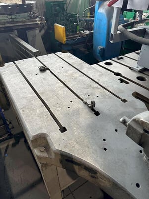 2.67' x 5.33' T Slotted Work Table With Vise - Image 2