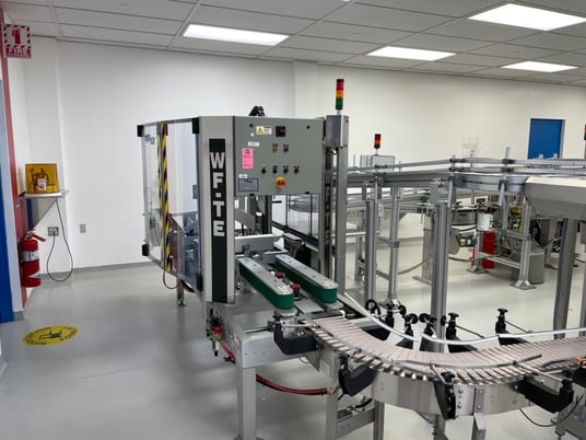 Wexxar #WFTE, automatic case erector, bottom taper, 5-15 cases per minute, mounted onm 4 leveling leg frame - Image 1