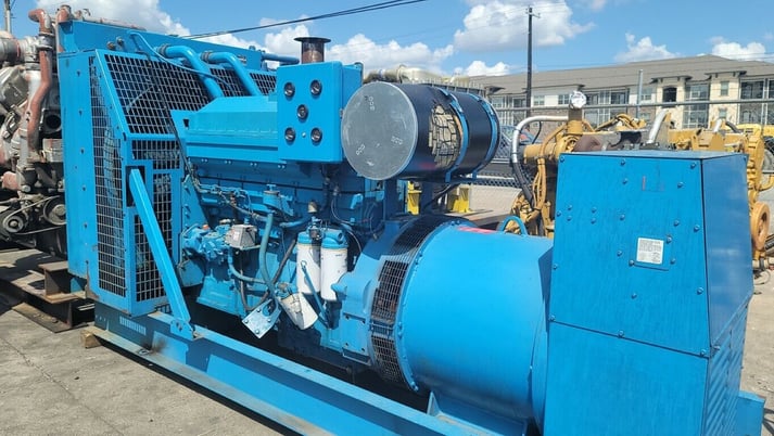 400 KW Cummins #KTA19-G2, diesel generator, 480 Volts, 1950 hours, open skid mounted - Image 1