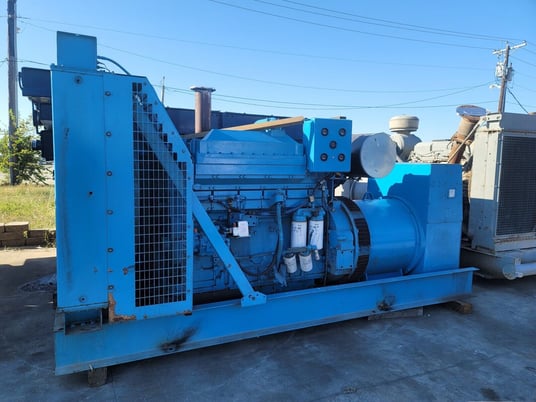 400 KW Cummins #KTA19-G2, diesel generator, 480 Volts, 1950 hours, open skid mounted - Image 2