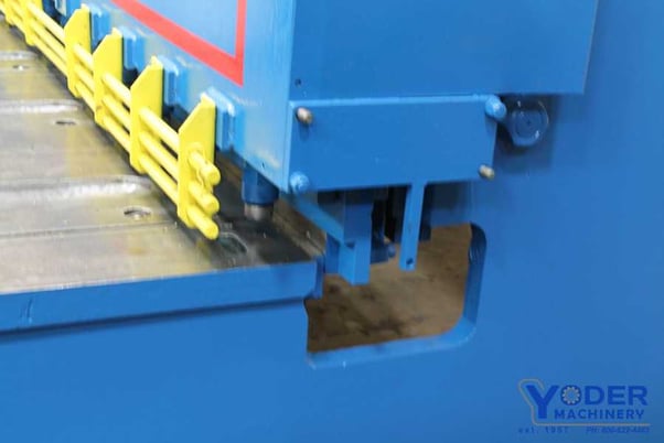 1/4" x 12' Allsteel #1/4-12, hydraulic shear, front operated power back gauge, 19 hold downs, 25 HP, 1997 - Image 5