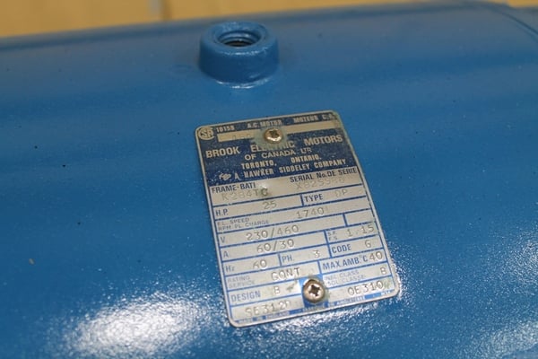 1/4" x 12' Allsteel #1/4-12, hydraulic shear, front operated power back gauge, 19 hold downs, 25 HP, 1997 - Image 10