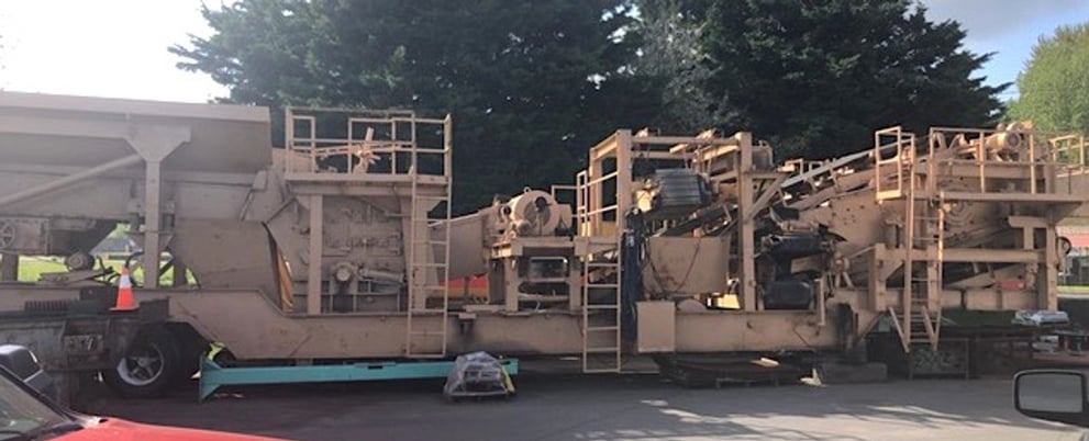 Irock #HSI mobile crushing plant, 40" x 42", 300 HP, 6' x 16' 2-deck screen, 2 cross conveyor - Image 1