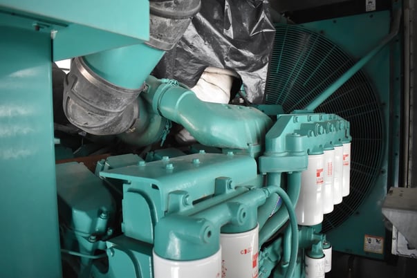 750 KW Cummins #750DFHA-613, diesel generator set, enclosed, 4160 Volts, 350 hours, 1999, #089819 - Image 4