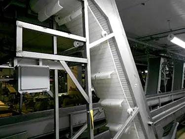 18" wide x 9' long, Stainless Steel Incline Conveyor, 102" discharge H, 3" H flights spaced 14-1/2" apart - Image 6