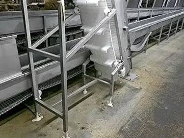 18" wide x 9' long, Stainless Steel Incline Conveyor, 102" discharge H, 3" H flights spaced 14-1/2" apart - Image 7