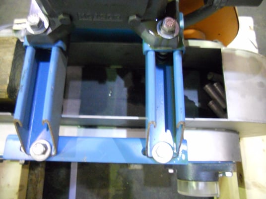 Bunting vertical magnetic conveyor with bucket - Image 9