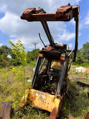 New Holland #LS-190, Skid Steer Loader, enclosed cab, with matching parts machine, 2002 - Image 4