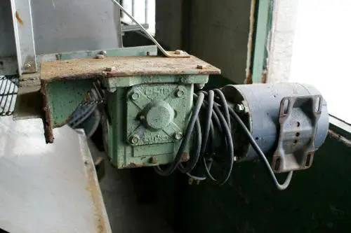 Stainless Steel Rectangular Tank with Dewatering Conveyor, 275 gallon, 3' 6" width x 4' 6" L x 2' 4" D tank - Image 5