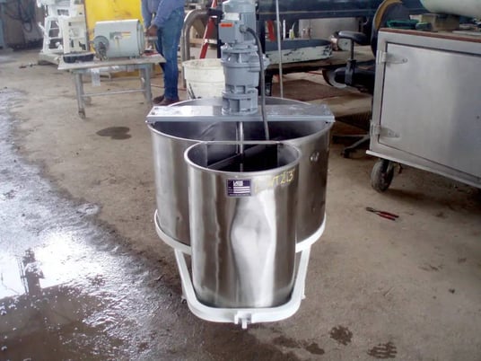 88.4 gallon Stainless Steel Double Tank with Mixer, 1-1/2" diameter x 1' 8" L shaft, 2' 5" L x 2" width - Image 4