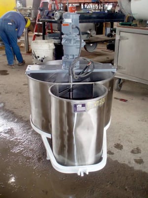 88.4 gallon Stainless Steel Double Tank with Mixer, 1-1/2" diameter x 1' 8" L shaft, 2' 5" L x 2" width - Image 9