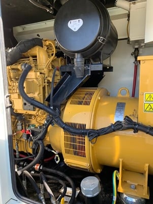 200 KW Caterpillar Portable #XQ200, EMCP 4.2 ctrl, 800A breaker, switchable voltage, jacketed water heater - Image 10