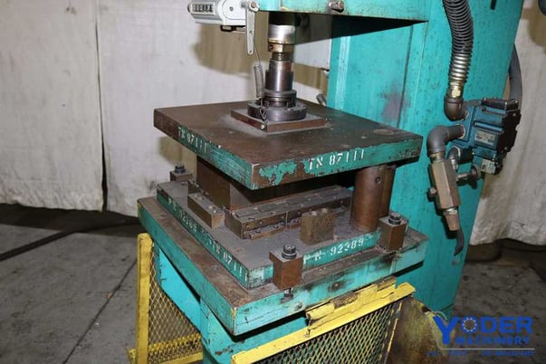 15 Ton, Pressotechnik #PC-15, hydraulic C-frame press, 3.9" stroke, 9" throat, 17" x16" bed, 1992, #59608 - Image 3