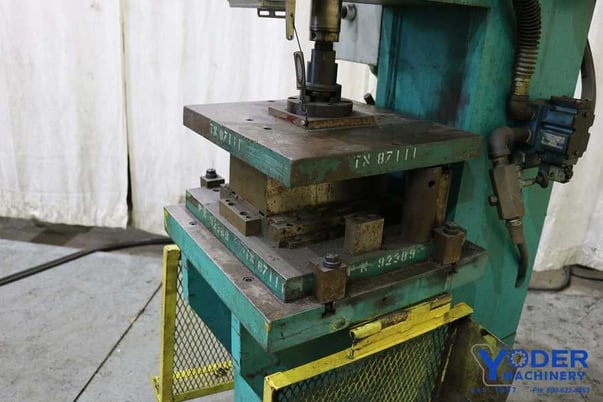 15 Ton, Pressotechnik #PC-15, hydraulic C-frame press, 3.9" stroke, 9" throat, 17" x16" bed, 1992, #59608 - Image 4