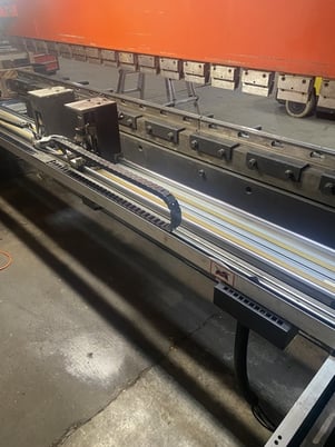 242 Ton, Amada #HFB-2204, hydraulic press brake, 14' overall, 148" between housing, 7" stroke, Operateur OP2 - Image 2