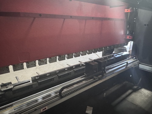 242 Ton, Amada #HFB-2204, hydraulic press brake, 14' overall, 148" between housing, 7" stroke, Operateur OP2 - Image 7