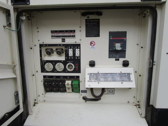 200 KW Caterpillar #XQ200, standby, sound attenuated enclosure, 480 Volts, rental style generator, 2017 - Image 6