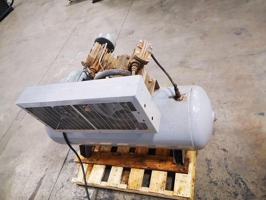 5 HP Ingersoll-Rand #T30, tank mounted, piston type air compressor, 125 psi, 135 gallon tank - Image 2